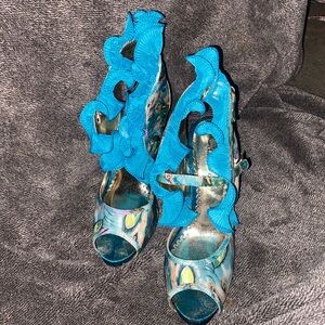 Blue peacock pattern size 7.5